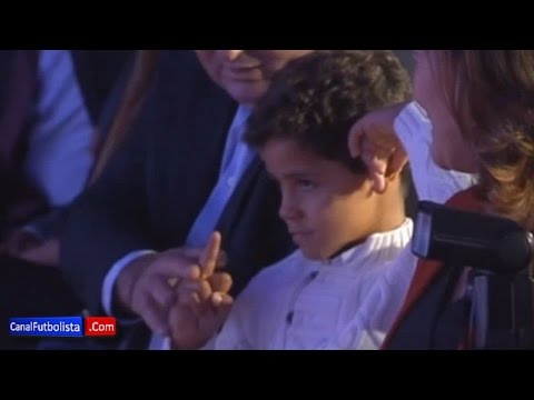 فيديو : ابن رونالدو يحرج والده بحركة بذيئة أثناء تكريمه بالحذاء الذهبي