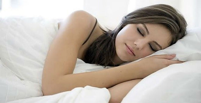 دراسة: المرأة تحتاج للنوم أكثر من الرجل