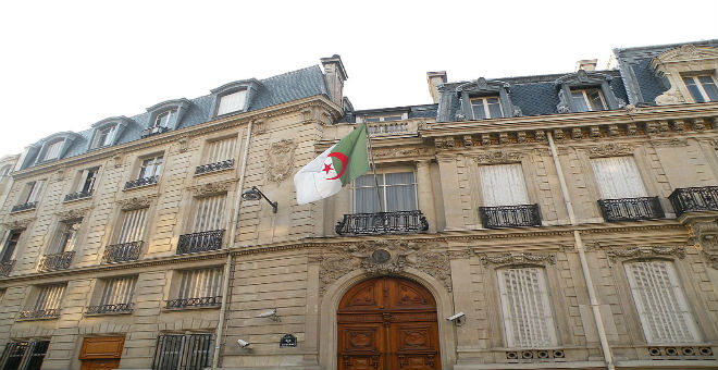 التقشف يدفع الحكومة الجزائرية لتقليص نفقات سفاراتها