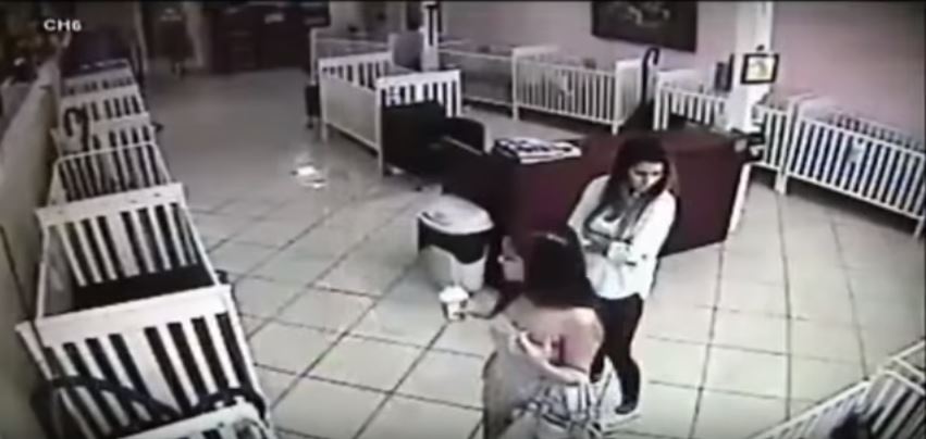 بالفيديو : فتاتين تسرقان جروا من متجر