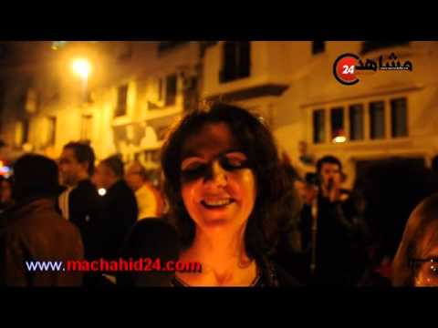 مغاربة يتضامنون مع باريس بالشموع أمام السفارة الفرنسية