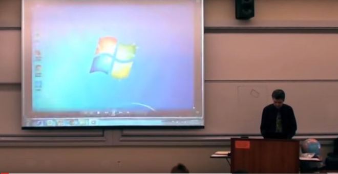 بالفيديو.. أستاذ جامعي ينفذ أروع مقلب في طلابه