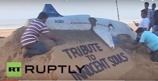 بالفيديو.. تمثال من الرمال للطائرة الروسية المنكوبة