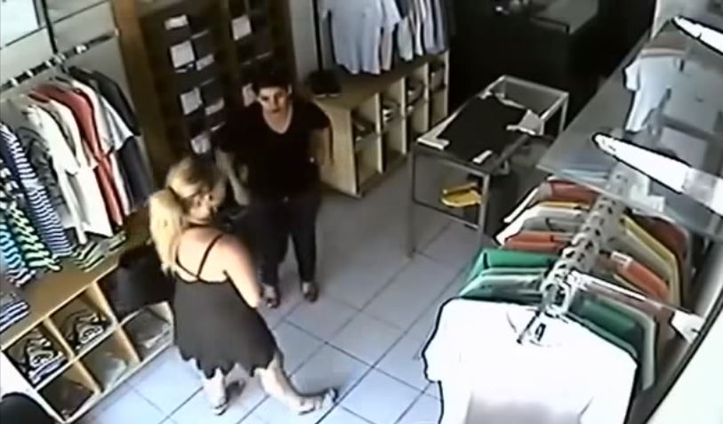 فيديو: فتاة حسناء تغافل بائعة وتسرق قطعة ملابس