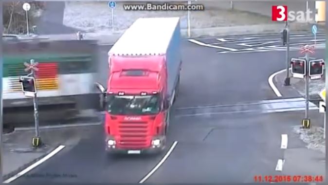 فيديو مثيرسائق شاحنة ينجو بأعجوبة من حادث تصادم مع قطار