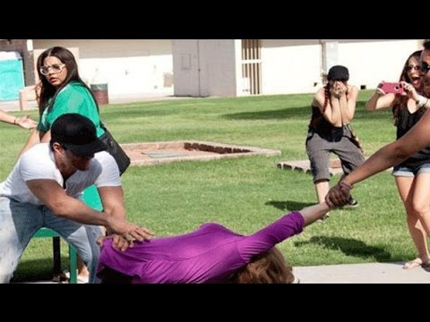 فيديو: رجل يقسم امرأة إلى نصفين في حديقة عامة