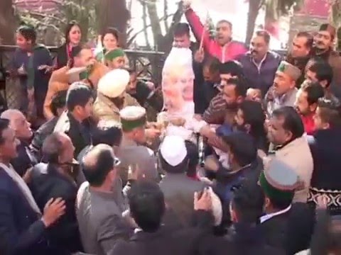 فيديو: أرادوا حرق دمية لرئيس الوزراء فارتدت عليهم النيران