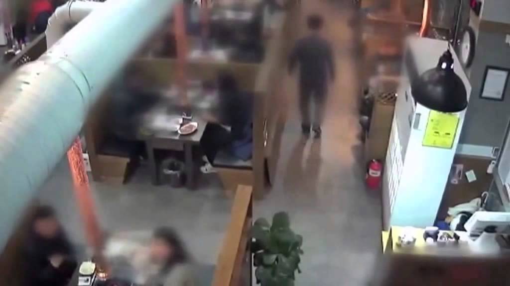 فيديو: لحظة انهيار سقف مطعم فوق الزبائن في كوريا