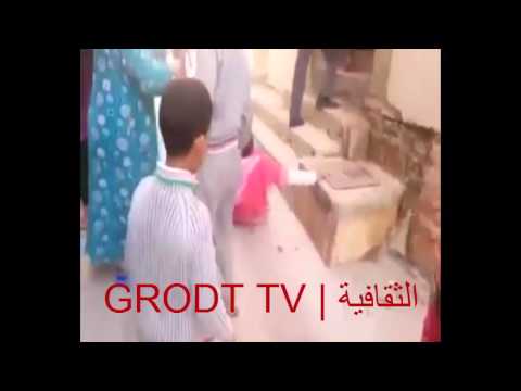 فيديو: رجل يعتدي على زوجته أمام أنظار الجيران بطنجة