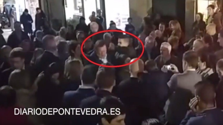 بالفيديو. شاب يوجه لكمة قوية لرئيس الحكومة الإسباني!