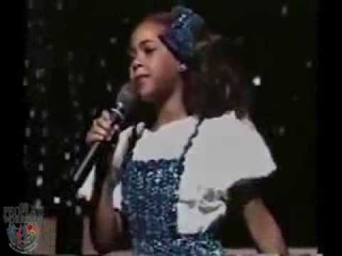 بيونسيه تبهر الجميع وهي تغني في عمر 7 سنوات