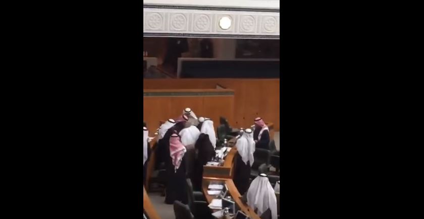 نائب كويتي يلفظ أنفاسه داخل مجلس الأمة في جلسة مباشرة