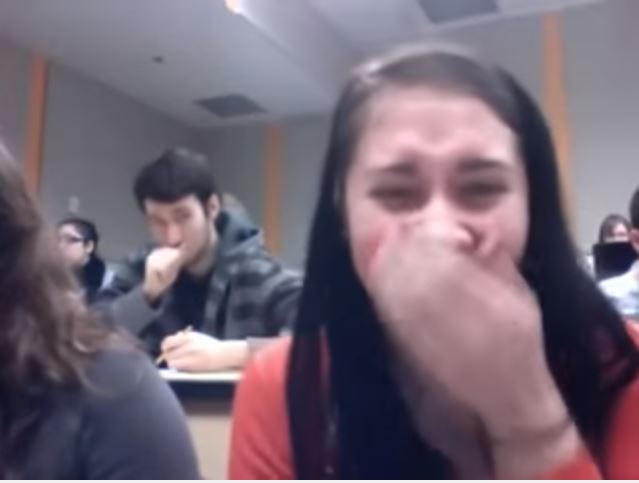 فيديو: فتيات يصورن شابا وسيما داخل القسم.. شاهد ماذا فعل بالصدفة
