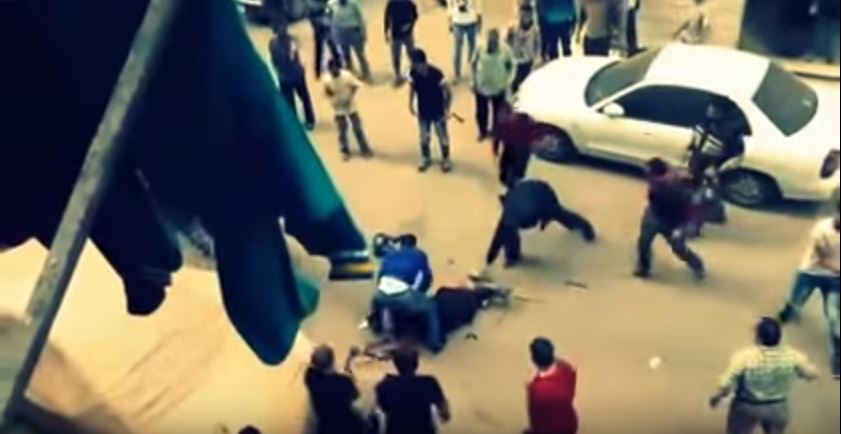 فيديو : رجل يحاول ذبح زوجته في الشارع ببنها