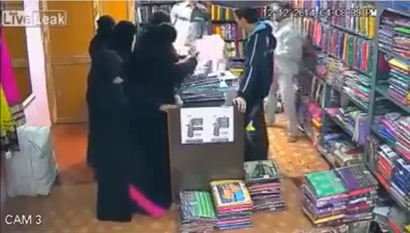بالفيديو: سيدة تستخدم أصابع قدمها في تنفيذ عملية سرقة بمحل ملابس!
