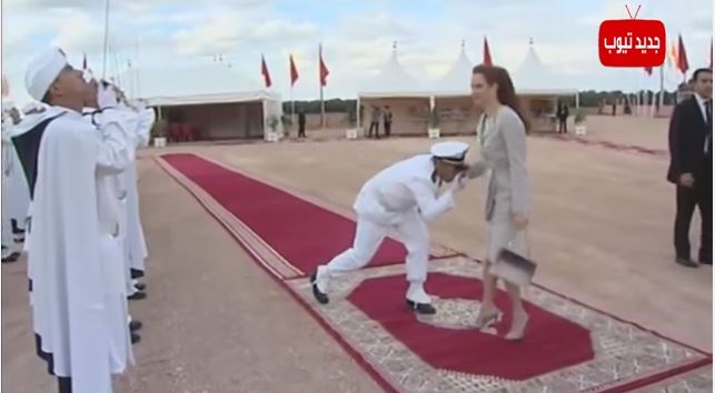 شاهد طريقة سلام ضابط الحرس الملكي على الأميرة للا سلمى والفرق عند استقبالها وتوديعها