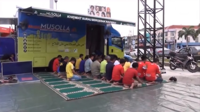 فيديو : مسجد متنقل في أحد أسواق ماليزيا, يثير إعجاب المارة ..
