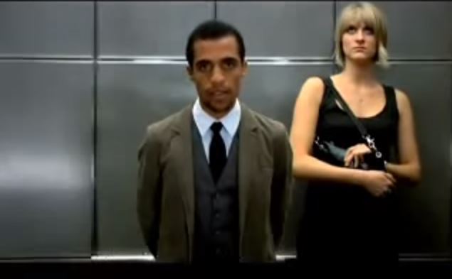 شاهد ماذا فعل هذا الشاب في هذه الفتاة داخل المصعد