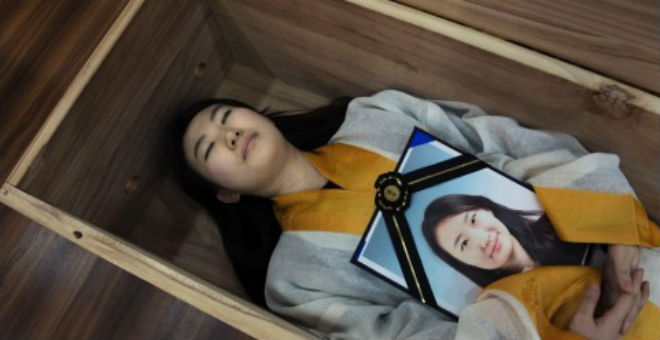 بالصور:كوريون يحضرون جنازاتهم لعلاج الاكتئاب