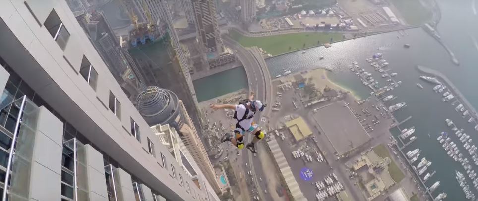 فيديو : مغامرون يقفزون من أعلى ناطحة سحاب في العالم