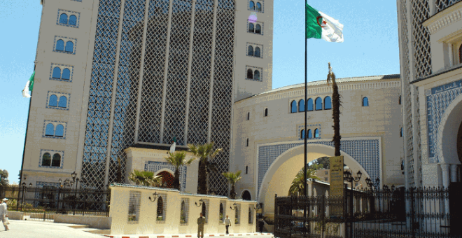الحكومة الجزائرية تنفي استثمار 260 مليار دولار في 