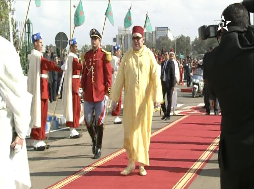 لحظة وصول الملك محمد السادس لمسجد الفردوس بالدار البيضاء لأداء صلاة الجمعة