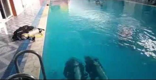بالفيديو.. سعودي يصلي تحت الماء