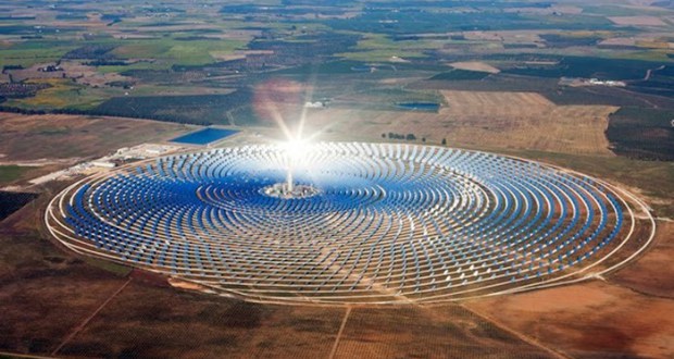 خبراء يضعون مشروع الطاقة الشمسية 