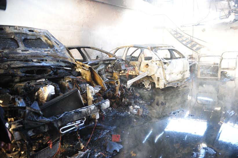 بالصور. حريق يخلف خسائر مادية جسيمة في شركة للسيارات بالبيضاء