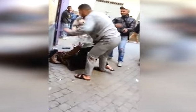 بالفيديو : زوج يعنف زوجته أمام الملأ بطنجة