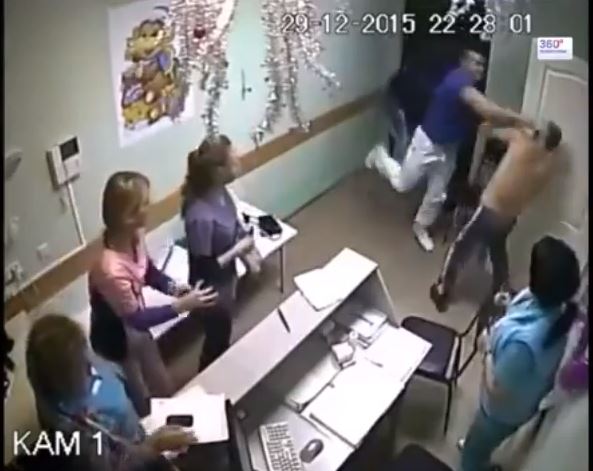 بالفيديو: طبيب روسى يقتل مريضًا بالضربة القاضية لتحرشه بإحدى الممرضات