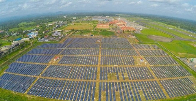 أول مطار يعتمد على الطاقة الشمسية فقط