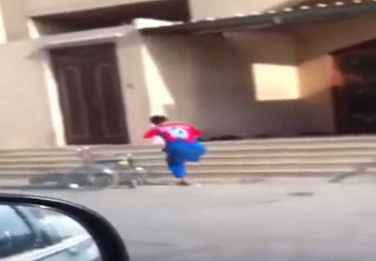 فيديو مؤثر: شاب معاق يجري على ساق واحدة للحاق بالصلاة