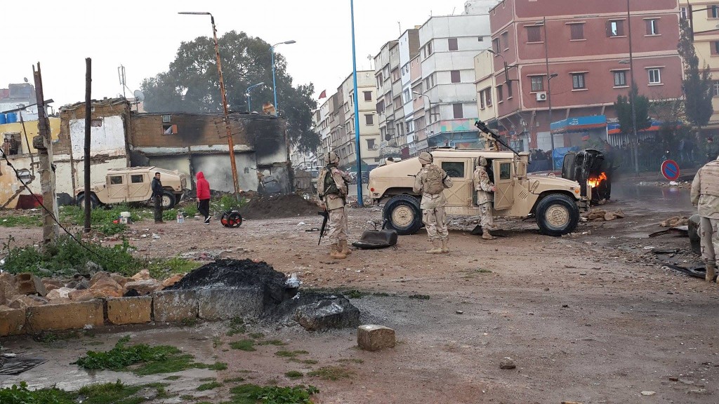 جنود ومدرعات حربية في الدار البيضاء