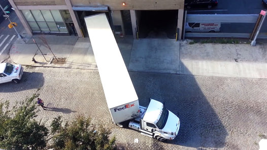 بالفيديو: لن تصدق الطريقة التي أُدخلت بها إلى الڭراج هذه الشاحنة