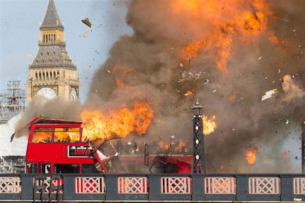 بالفيديو: جاكي شان يتسبب في الذعر لسكان لندن بتفجير حافلة