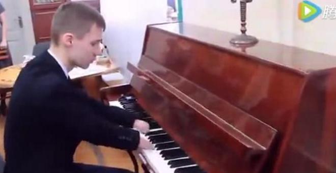 بالفيديو.. مراهق يعزف على البيانو من دون يدين