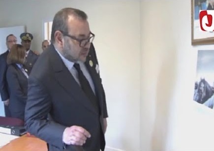 بالفيديو: هذه هي الصورة التي شدت انتباه الملك محمد السادس بقنصلية المغرب بأورلي