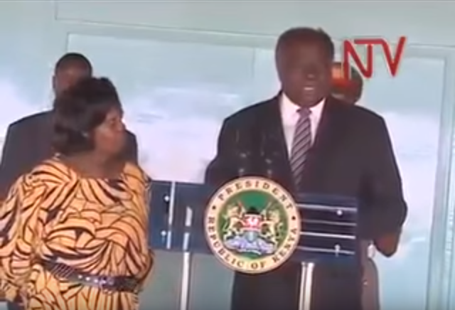 بالفيديو: رئيس كينيا يعقد مؤتمرا صحفيا لينفي أمام شعبه وزوجته شيئا غريبا!
