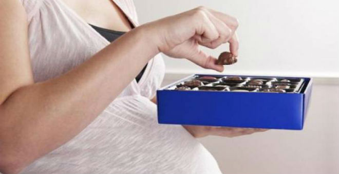 دراسة: الشوكولاتة تساعد على نمو الجنين وتقي من تسمم الحمل