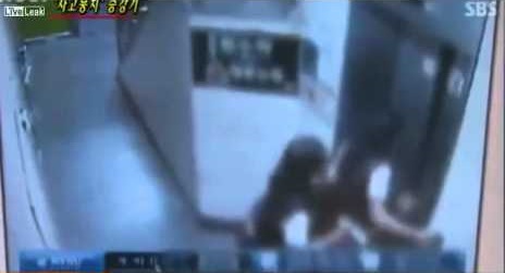 بالفيديو: مصعد يغلق بابه على قدم فتاة ويجرها للأعلى