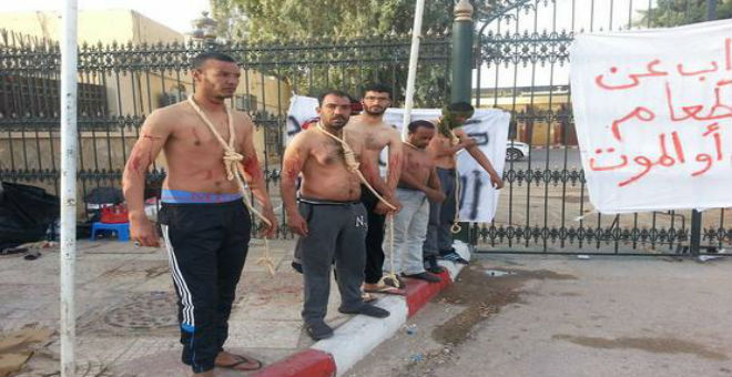 تقطيع الأجساد بالسكاكين..وسيلة الشباب الجزائري للاحتجاج على البطالة