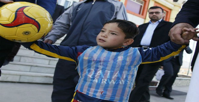 بالصور..ميسي يحقق حلم الطفل الأفغاني مرتضى أحمدي