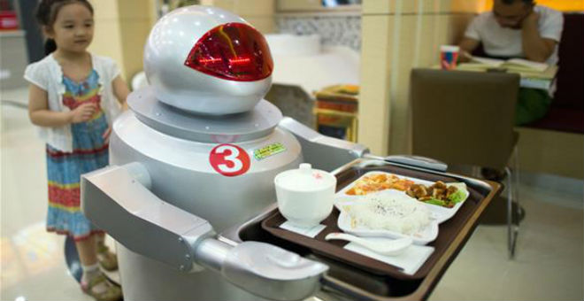 بالصور..مطعم صيني يوظف روبوتا لخدمة زبائنه