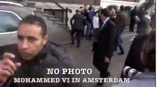 بالفيديو .. أحد حراس الملك يمنع مصور هولندي من التصوير