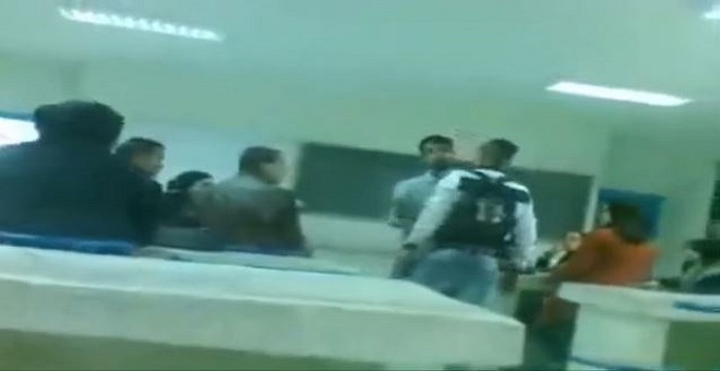بالفيديو .. تلميذ يرغم الأستاذ على مغادرة قاعة الدرس