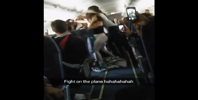 بالفيديو : مشاجرة بين 5 فتيات على متن طائرة