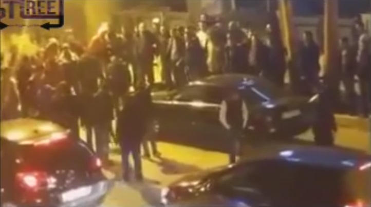 مغربية تكسر سيارة زوجها وسط الدار البيضاء بعد ضبطه مع فتاة