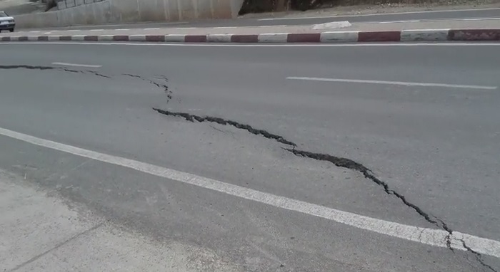 بالفيديو: زلزال يوم أمس بالريف يحدث شقوقا كبيرة وسط طريق سريع