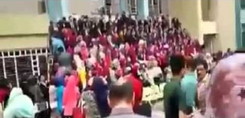 بالفيديو: سقوط منصة بطلاب صيدلة أثناء حفل تخرجهم